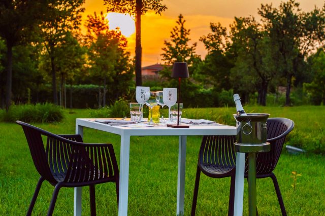 giardino tavolo tramonto cena